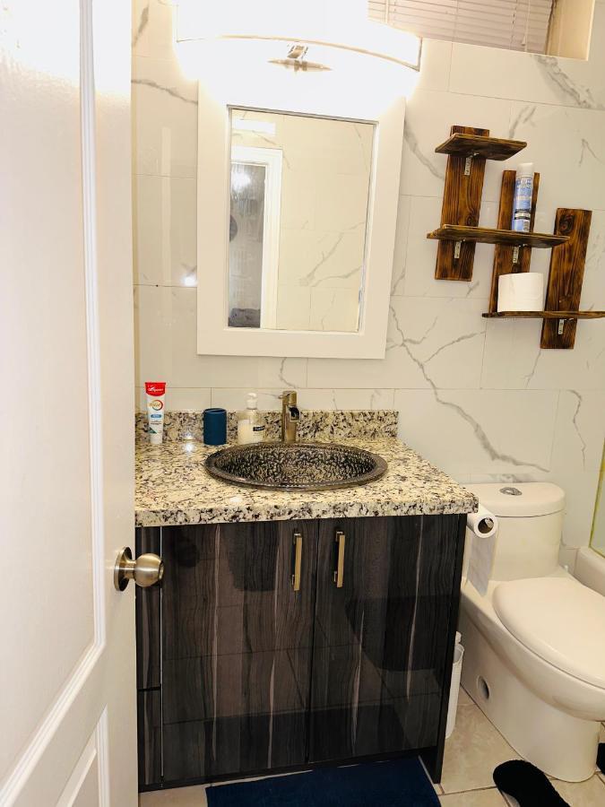 Deluxe Double Room Ii- Hazel Stays Mississauga Eksteriør bilde